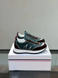 Moncler low-top sneakers are designed for outdoor running or urban walking. Classic series