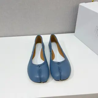 Maison Margiela classic split-toe shoes. Half-support. Comfortable to wear
