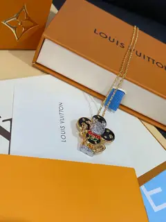 Louis Vuitton classic floral design double flower design pendant necklace