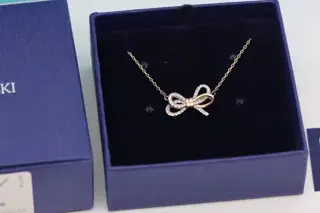 Swarovski Short Two-color Three-dimensional Bow Necklace