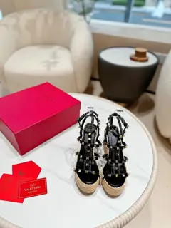 Valentino new Valentino high-end riveted imported raffia woven wedge sandals. Simple and