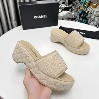 Chanel early spring sandals and dancing shoes series new loafers full of retro style