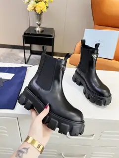 SSS launches Prada short boots series PRADA early autumn and winter catwalk show Internet