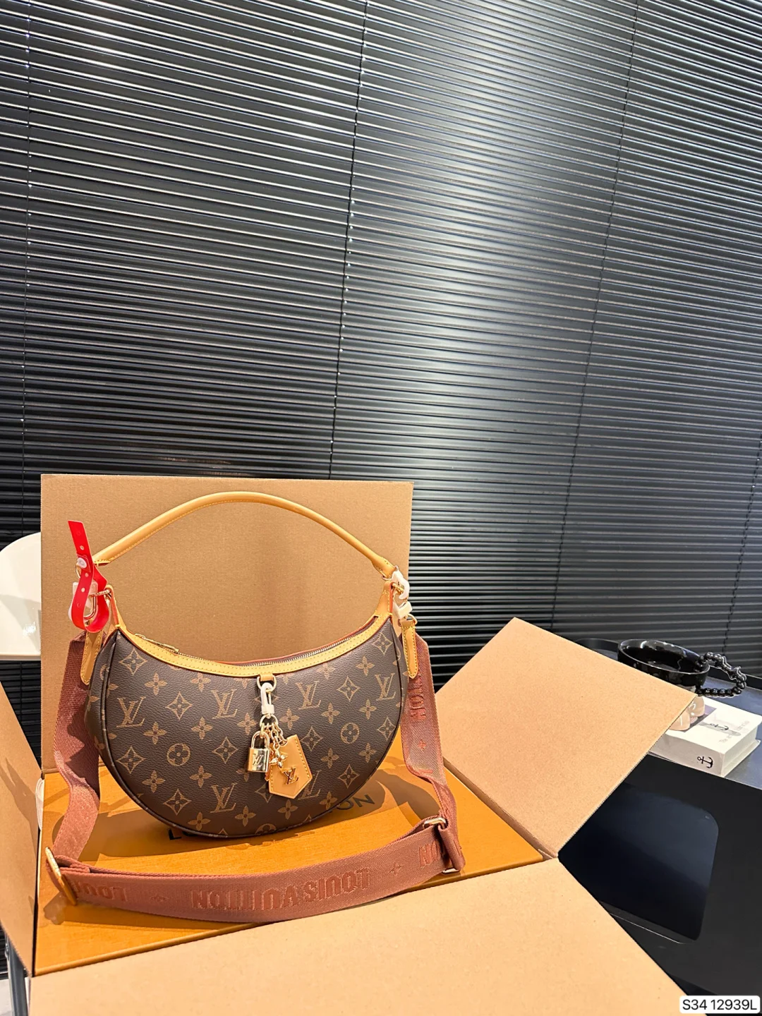 Louis Vuitton Bag 12939L