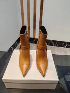 Balmain’s latest spring and summer catwalk metal buckle high-heeled short boots