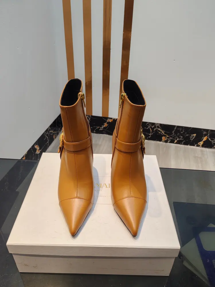 Balmain’s latest spring and summer catwalk metal buckle high-heeled short boots