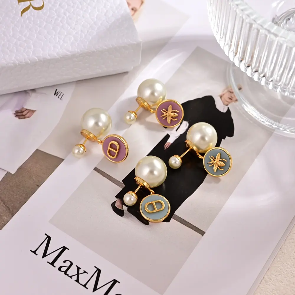 Dior new style Dior new letter earrings loved by top brands. The metal texture