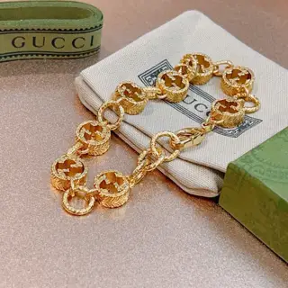 The latest classic Gucci bracelet. Exquisite. Both the style and the texture are absolutely