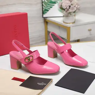 early spring counter catwalk model Synchronous update Valentino Deep-cut half-slippers/Flat