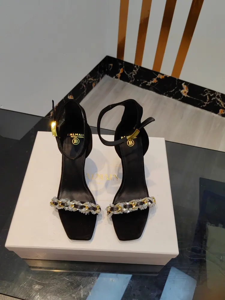 Balmain’s latest spring and summer catwalk original metal buckle high-heeled sandals