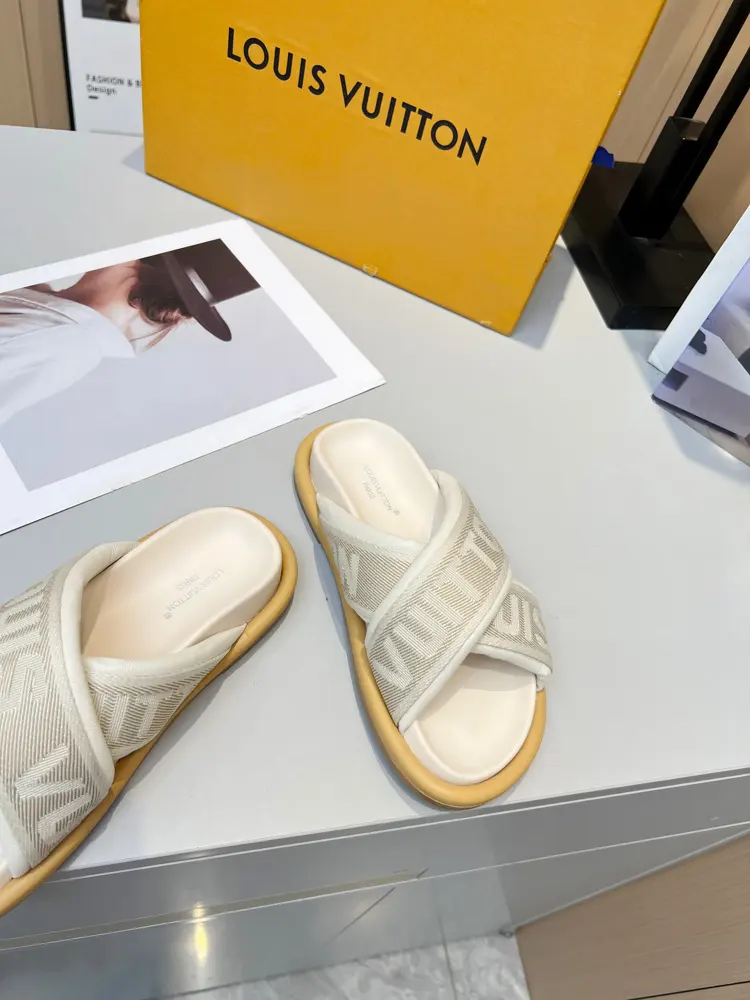 Louis Vuitton’s latest fashion casual slippers~