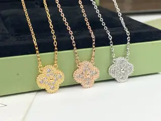 Van Cleef & Arpels four-leaf clover full diamond necklace