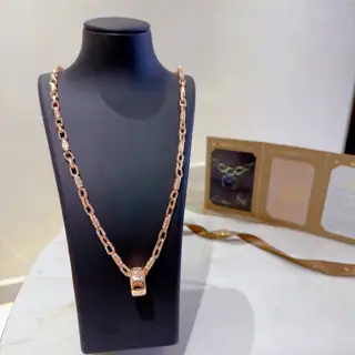 Bvlgari DIVAS’ DREAM series is in perfect condition and has invincible details. The unique