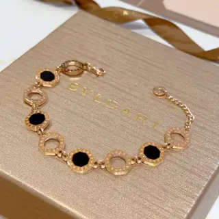 Bvlgari DIVAS’ DREAM series is in perfect condition and has invincible details. The unique