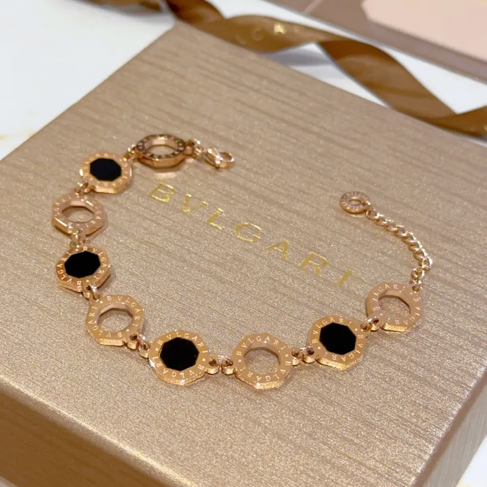 Bvlgari DIVAS’ DREAM series is in perfect condition and has invincible details. The unique