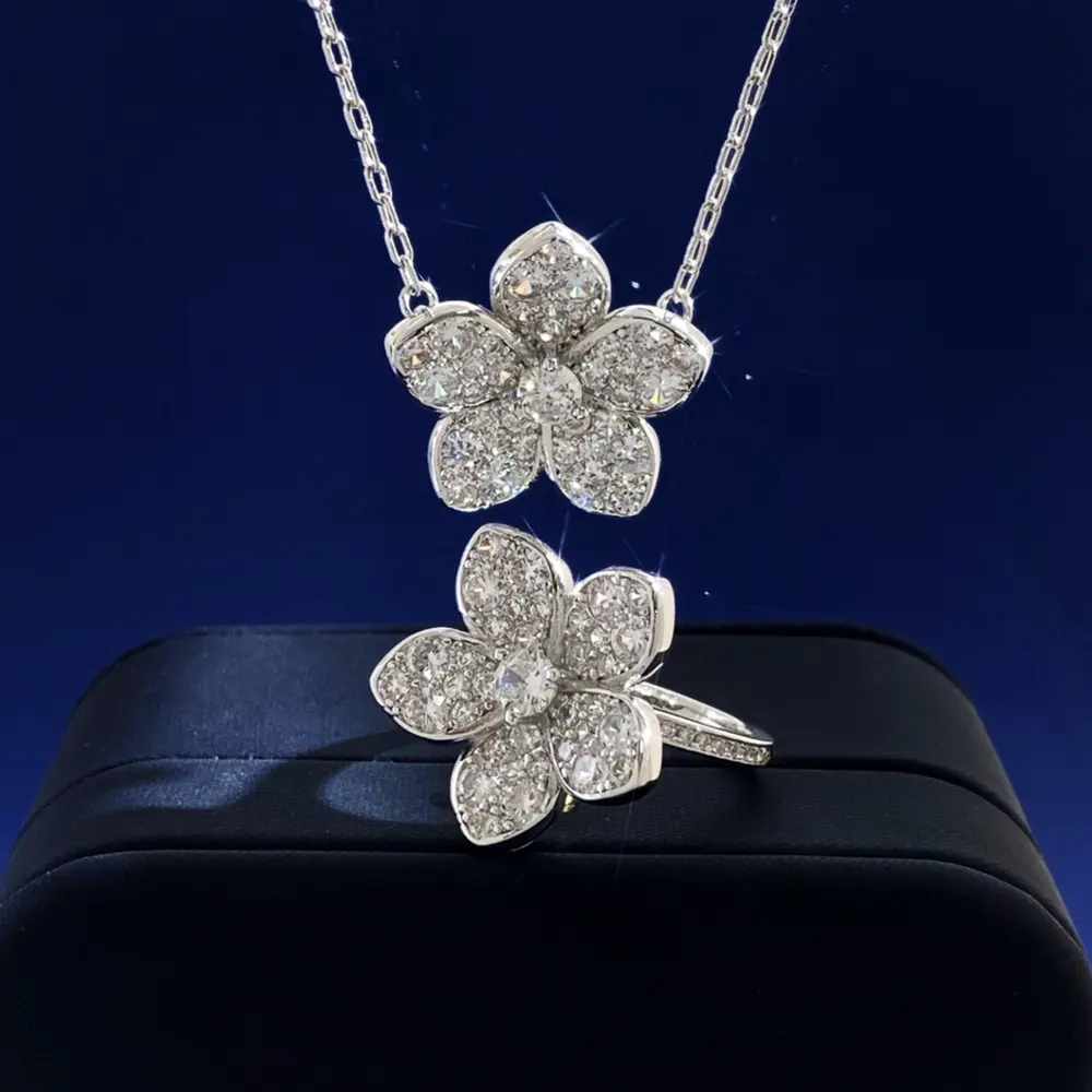 Van Cleef & Arpels Necklace Ring