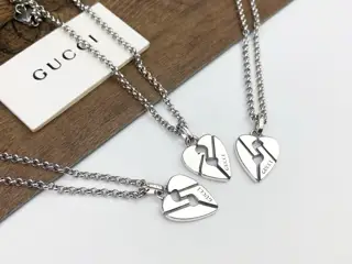 Gucci hollow heart necklace Gucci fearless Blind for Love is everywhere Fashionable