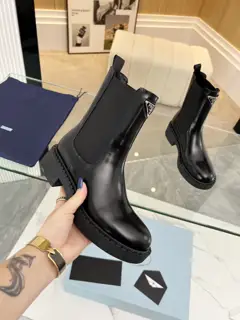 SSS launches Prada short boots series PRADA early autumn and winter catwalk show Internet
