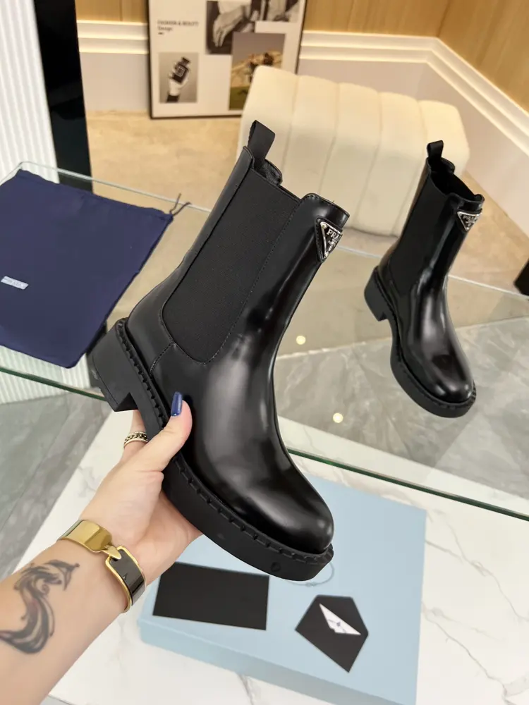SSS launches Prada short boots series PRADA early autumn and winter catwalk show Internet
