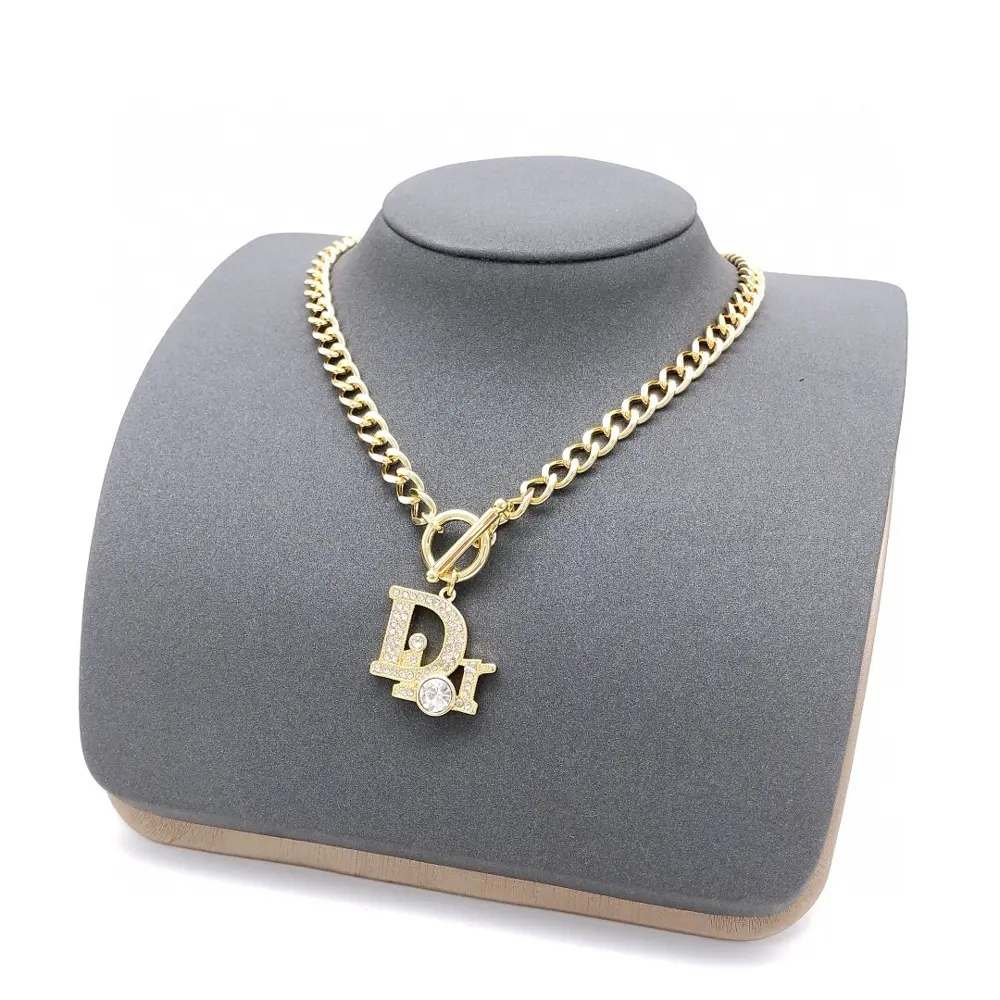 [Dior’s latest model Dior letter pendant necklace gold] consistent ZP brass material
