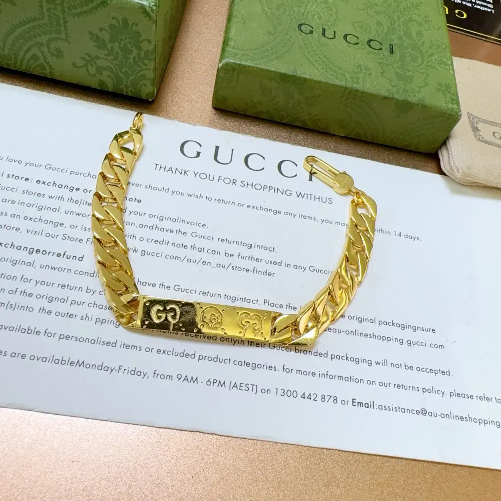 The latest classic Gucci bracelet. Exquisite. Both the style and the texture are absolutely