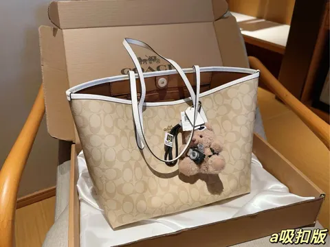 COACH Tote