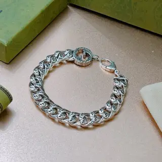The latest classic Gucci bracelet. Exquisite. Both the style and the texture are absolutely