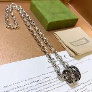 The latest Gucci necklace chain is of a higher grade. The same style as the stars. Anger