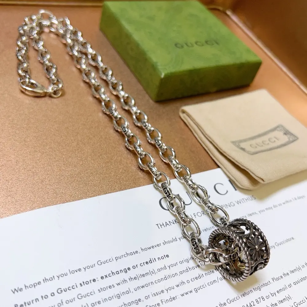 The latest Gucci necklace chain is of a higher grade. The same style as the stars. Anger