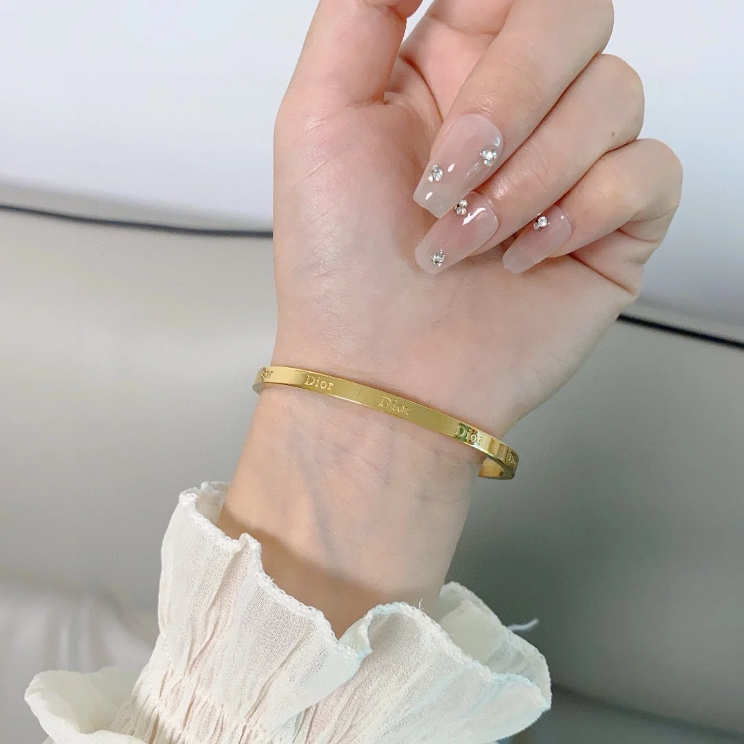 Dior’s new color narrow bracelets are the same as those in the counter. The 14K stainless