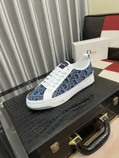 Dior casual sports shoes Fashionable and versatile