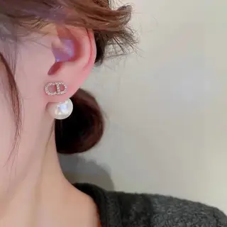Dior new style Dior new earrings loved by top brands Metal texture counterattack version of