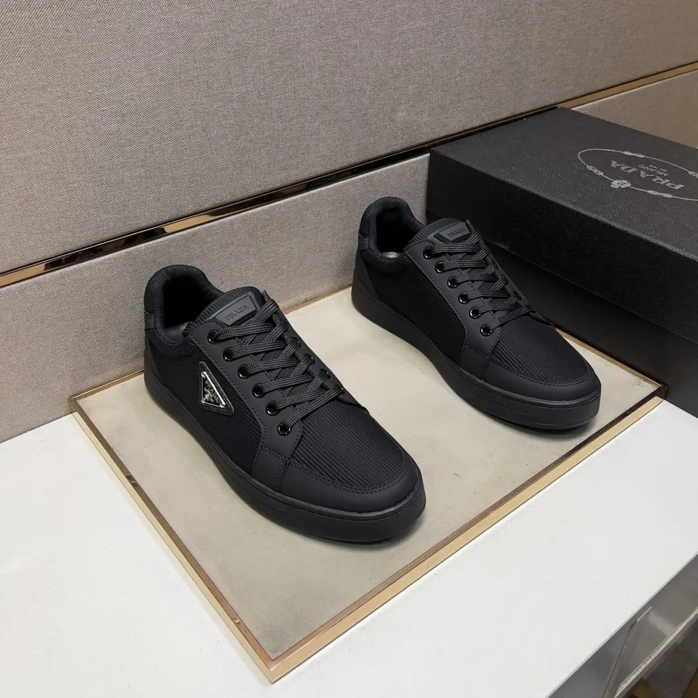 Prada men’s casual shoes are on sale at the same time as the 2025z cabinet. The upper
