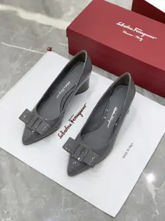Salvatore Ferragamo Ferragamo catwalk style pointed shallow mouth Viva ballet shoes Really