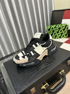 Dolce & Gabbana men’s casual shoes are on sale at the same time The upper