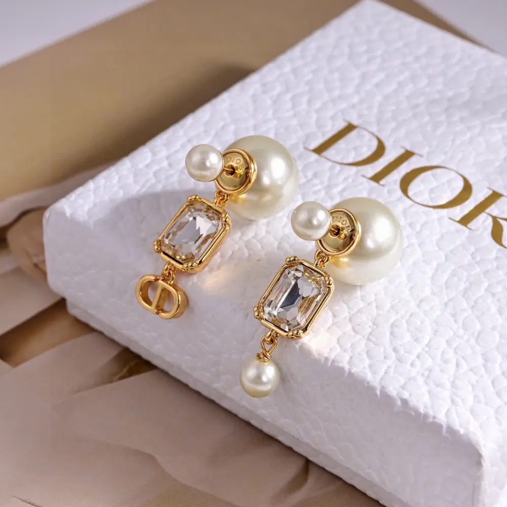 Dior new style Dior new letter earrings loved by top brands. The metal texture