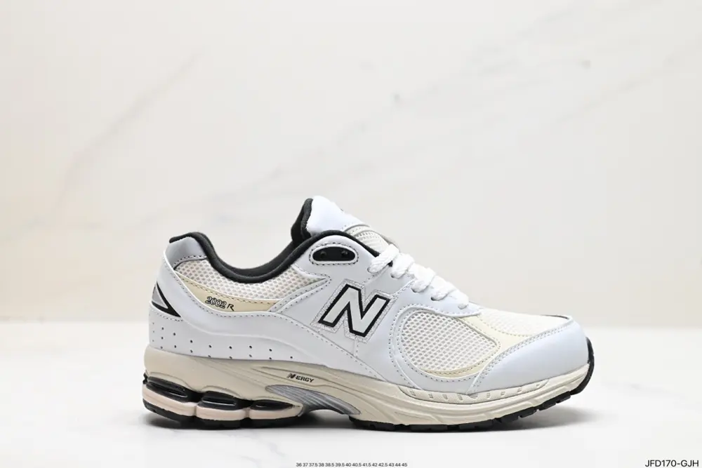 New Balance T-Beam outsole provides arch support to keep gait stable#Exposed cushioning M2002RBV