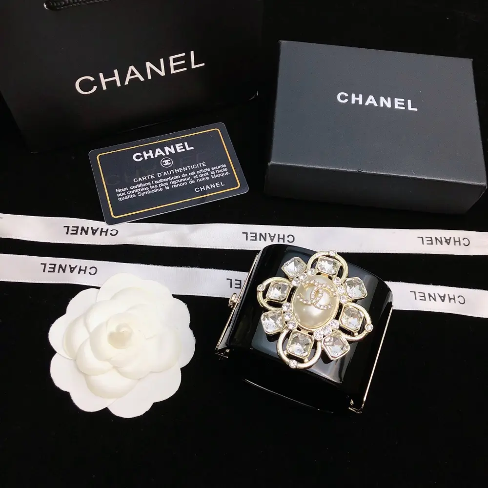 Chanel transparent resin bracelet shipped Chanel hot-selling transparent resin wide bracelet