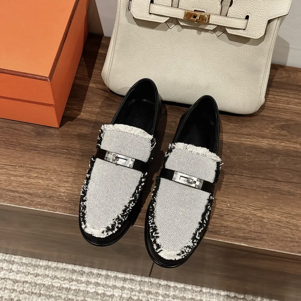 Hermes Kelly buckle loafers. I bought the product again at the beginning of the year. It