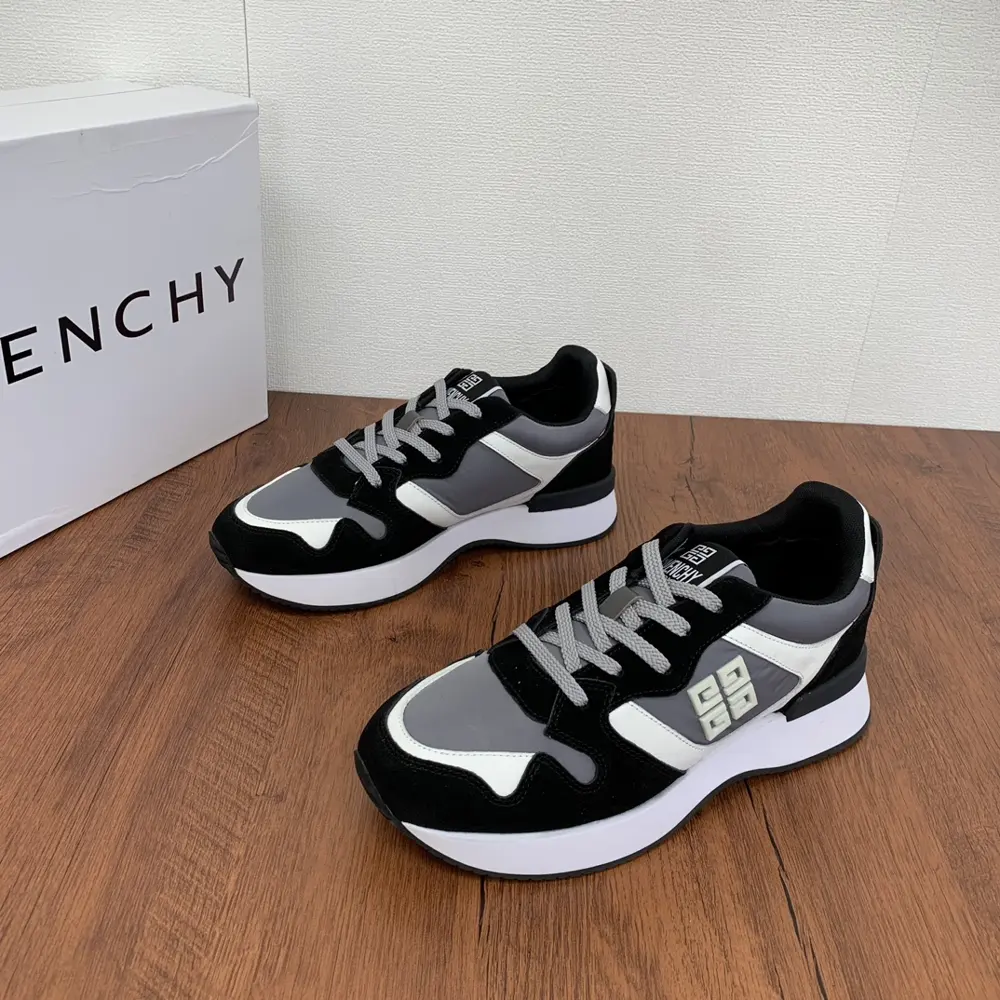 Givenchy men’s patchwork sneakers are shipped. Calfskin and suede leather are paired with