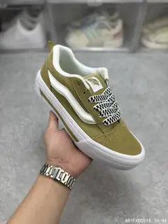 Vans OG OId Skool is a versatile low-top casual sports skateboard shoe. In fact