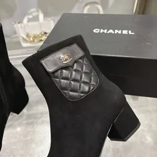 Same style as the official CHANEL website