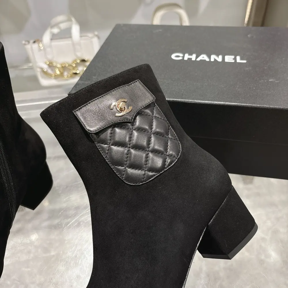 Same style as the official CHANEL website