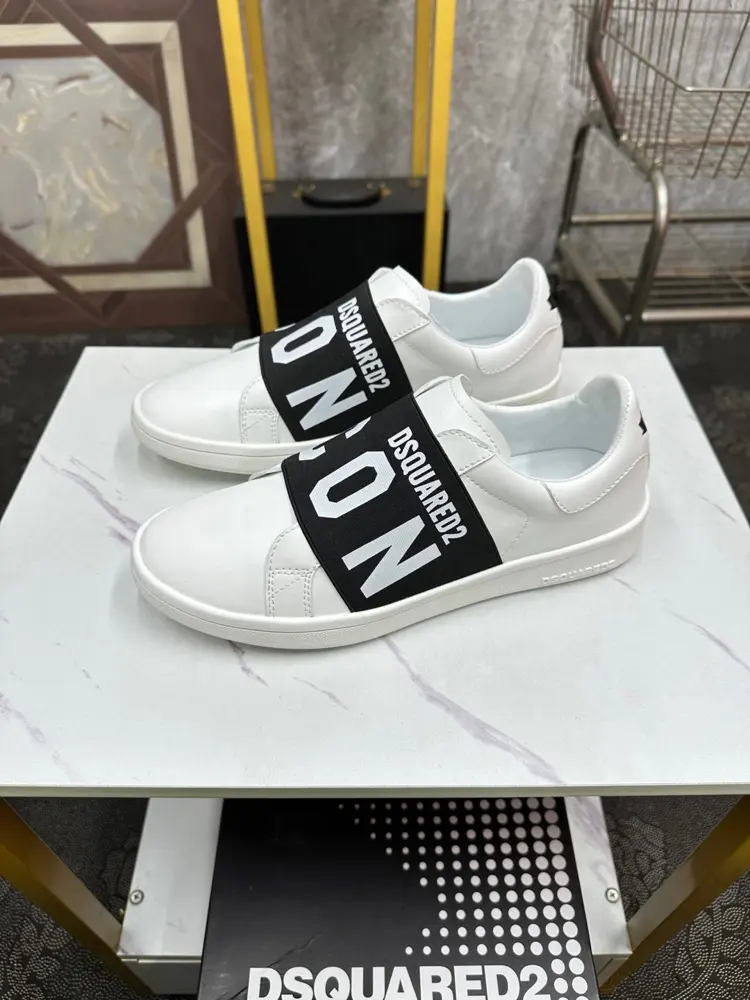 DSQUARED2 casual sports shoes are on sale at the same time in Z cabinet