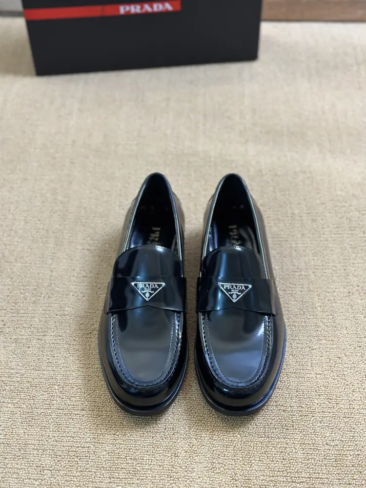Prada casual leather shoes slip-on shoes loafers exquisite hand-stitched workmanship