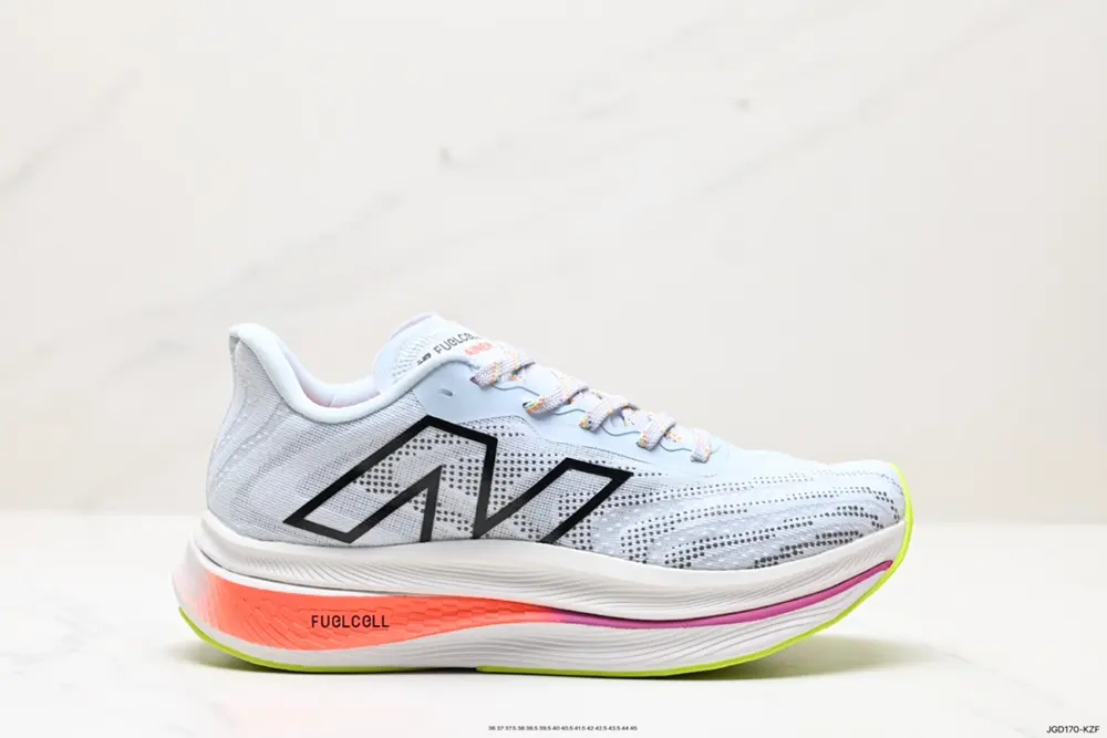New Balance uses ultra-light and breathable 3D knitted mesh material to construct the upper MRCXCK3