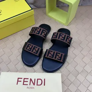 Fendi slippers are synchronized with the counter. The upper