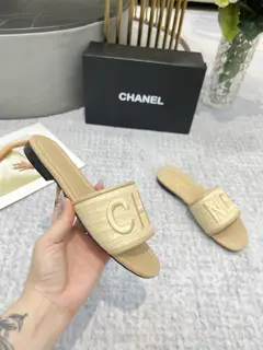 CHANEL uses three-dimensional electric embroidery technology on the upper