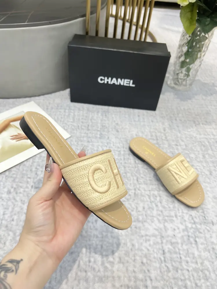 CHANEL uses three-dimensional electric embroidery technology on the upper