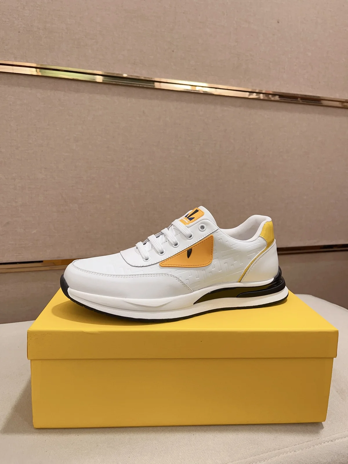 Fendi casual sports shoes upper Imported cowhide fabric Imported sheepskin lining. Original